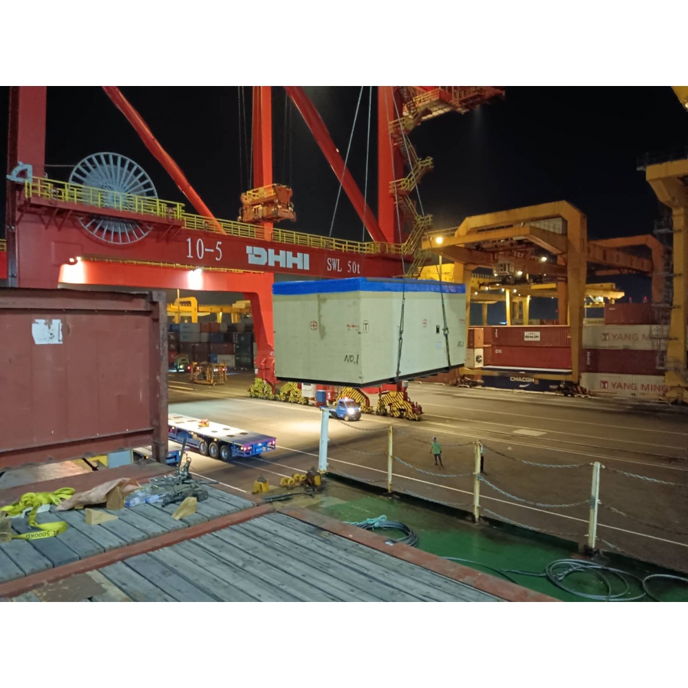 夜間作業,起吊貨物準備上船.jpg 夜間作業,起吊貨物準備上船.jpg